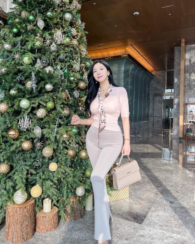 Các thiết kế giúp Yebin tôn body, gợi cảm trong chừng mực. Với những mẫu đầm ôm sát, chất liệu vải mỏng như hình, nữ người mẫu chú trọng chọn nội y không viền, trùng với màu váy,...