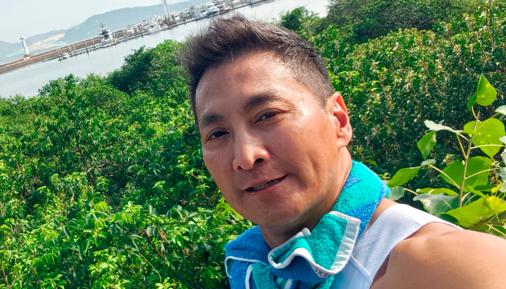 Ở tuổi 64, Hà Gia Kính vẫn rất phong độ vì thường xuyên chơi thể thao để giữ gìn sức khỏe