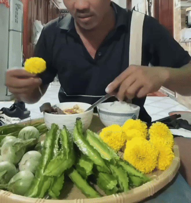 Lá của cúc vạn thọ có thể sử dụng như một loại rau sống, phần nhụy hoa hoặc bông hoa cũng có thể ăn trực tiếp. (Ảnh: @bemihaha, @huuthanh22888)