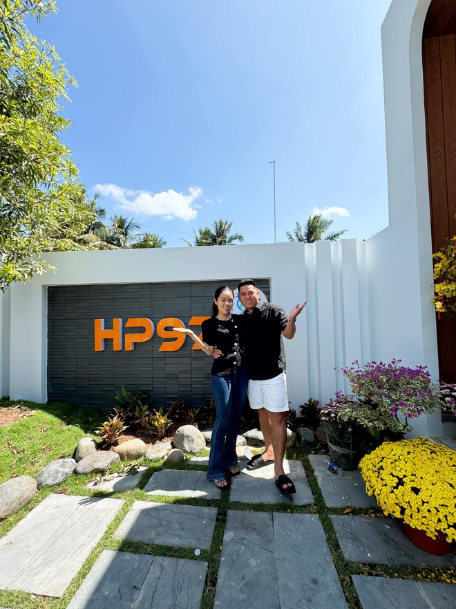 Phía trước căn nhà