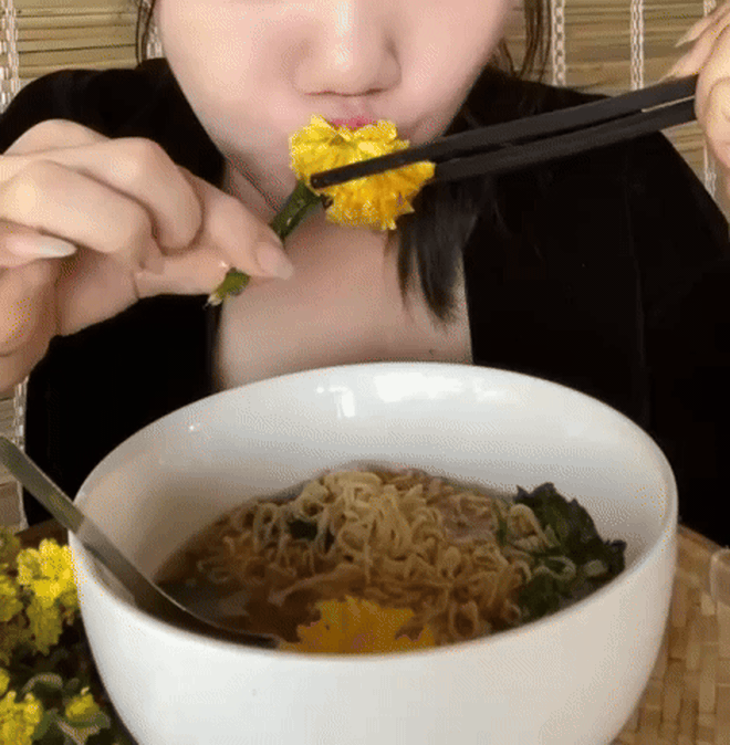 Trend ăn bông vạn thọ cùng mì tôm rầm rộ trên TikTok thời gian gần đây. Ảnh: @bepcuagiao, @tieungoc1093)