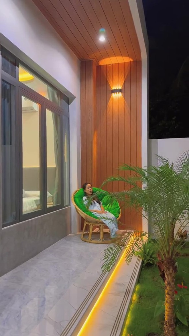 Phòng ngủ và khoảng sân vườn bên hông phòng ngủ