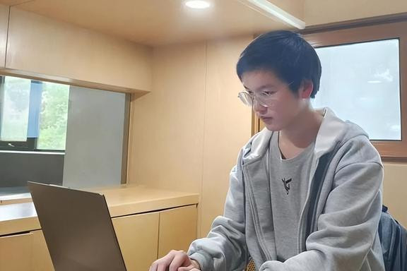 Hiện tại, Lâm Vạn Đông là Ủy viên Văn phòng thành ủy Côn Minh (Vân Nam, Trung Quốc). Ảnh: Baidu