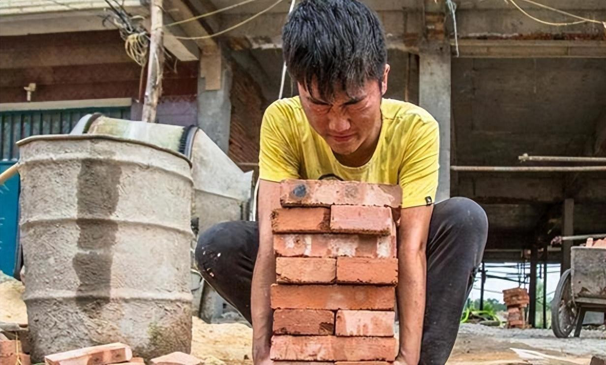 Nhà nghèo Lâm Vạn Đông đi làm phụ hồ cùng mẹ để hỗ trợ kinh tế cho gia đình: Ảnh: Baidu