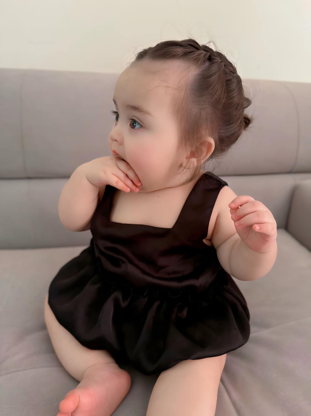 Vẻ đẹp lai Tây của bé Mật Ong khiến cô bé còn nhiều fan hơn cả ba mẹ