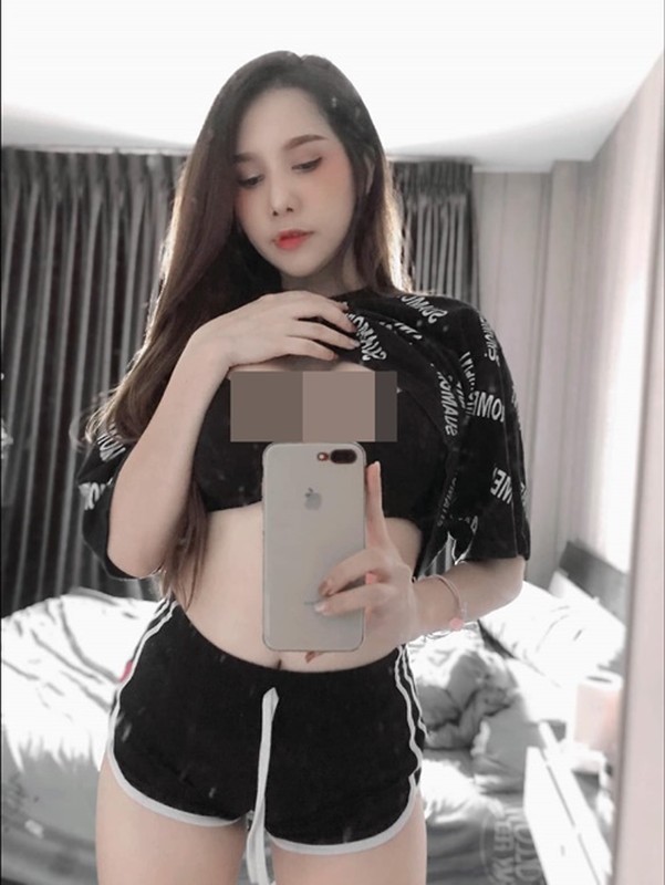 Navapat khiến nhiều người ngượng đỏ mặt khi vén áo khoe nội y.