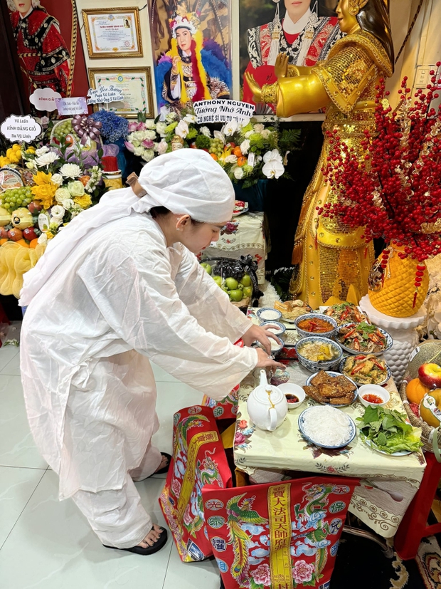 Được biết NS Bình Tinh hoàn thành buổi diễn ở Bạc Liêu và về lại TP.HCM trong đêm để kịp lễ giỗ của NS Vũ Linh