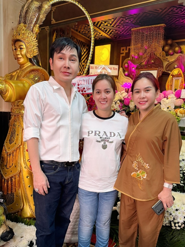 NS Vũ Luân và NS Bình Tinh có mặt thể hiện tấm lòng thành kính với ba nuôi