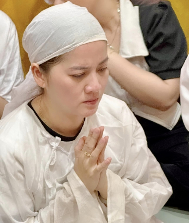 Từ sớm, các thành viên trong gia đình đã thực hiện các nghi thức trong lễ giỗ