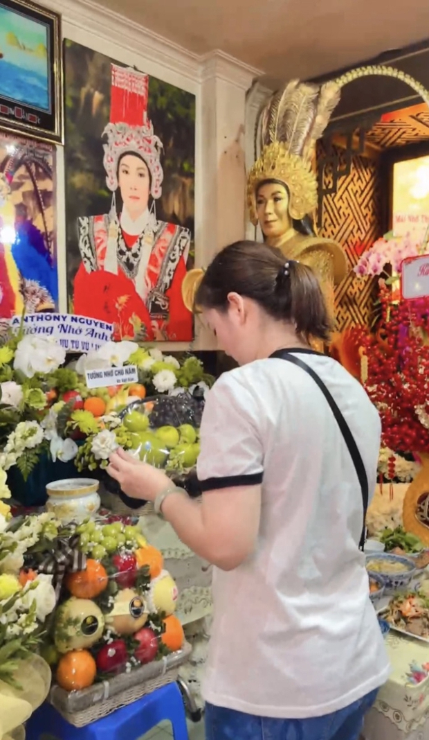 Con gái NS Vũ Linh tất bật trong lễ giỗ đầu của ba