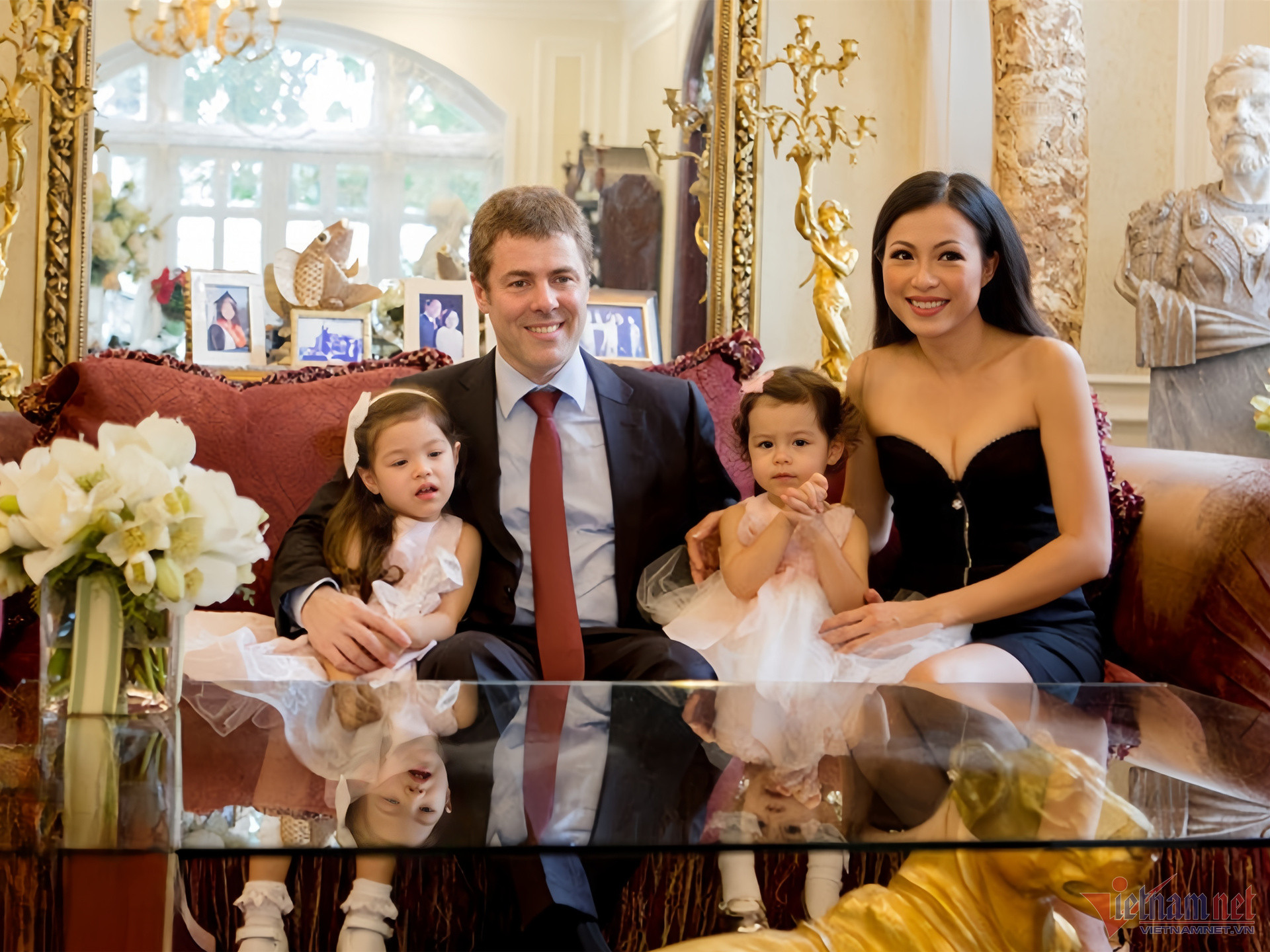 Ngô Mỹ Uyên bên gia đình hạnh phúc.