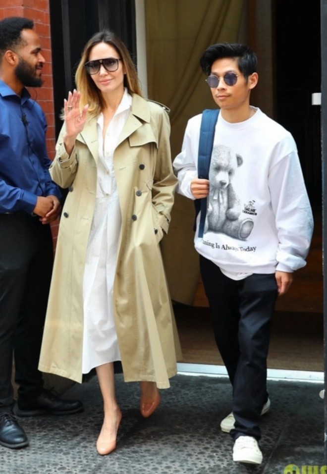 Pax Thiên luôn hộ tống mẹ nuôi mỗi khi ra phố. 