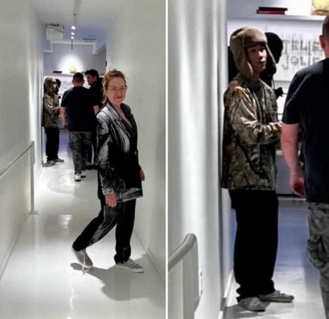 Pax Thiên luôn đồng hành cùng mẹ nuôi. 