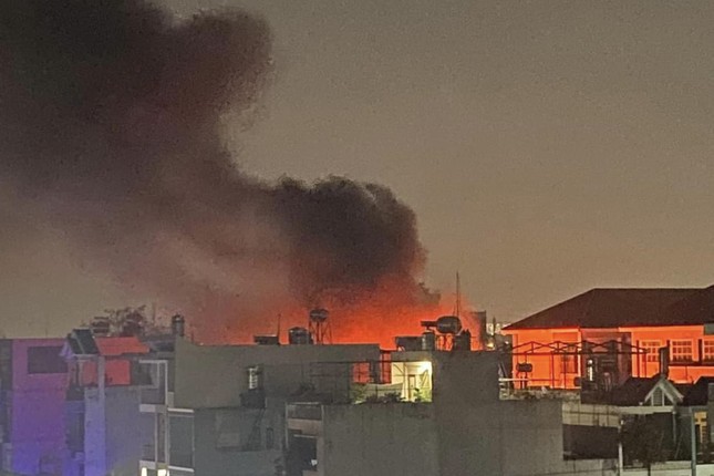 Cột khói bốc cao từ đám cháy. Ảnh: A.V.