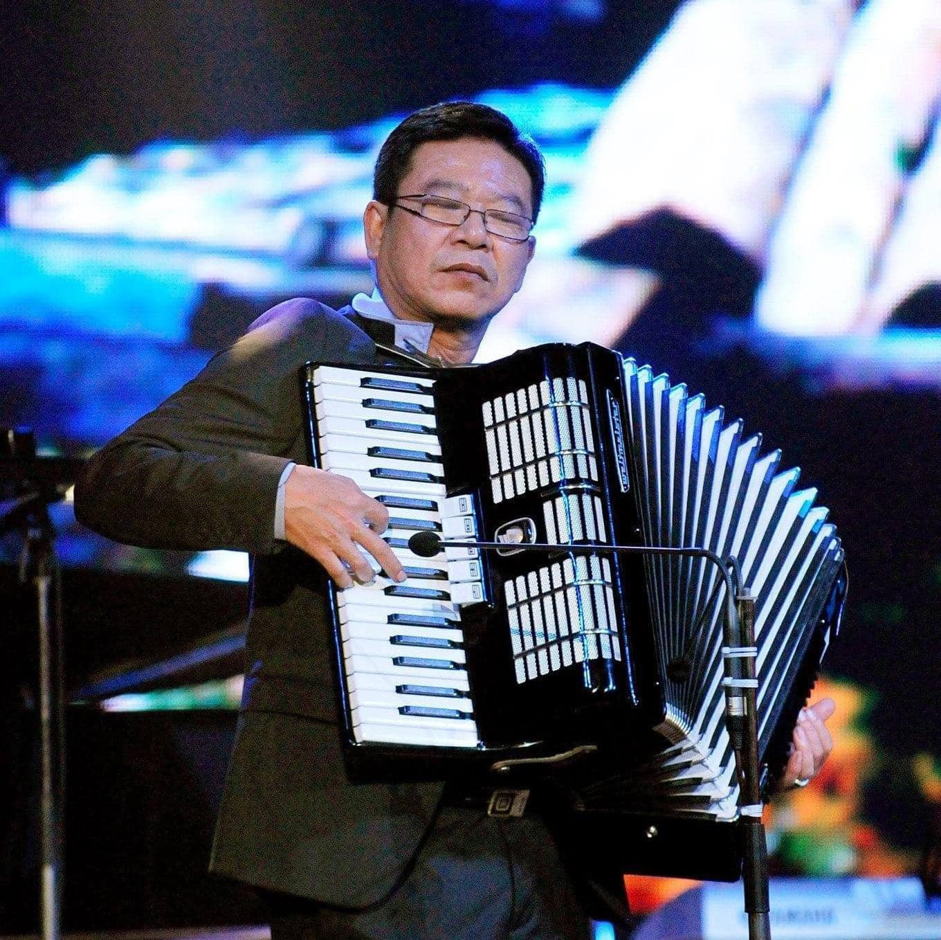 Nghệ sĩ piano Nguyễn Quốc Hoà (biệt danh Hoà 'mù').