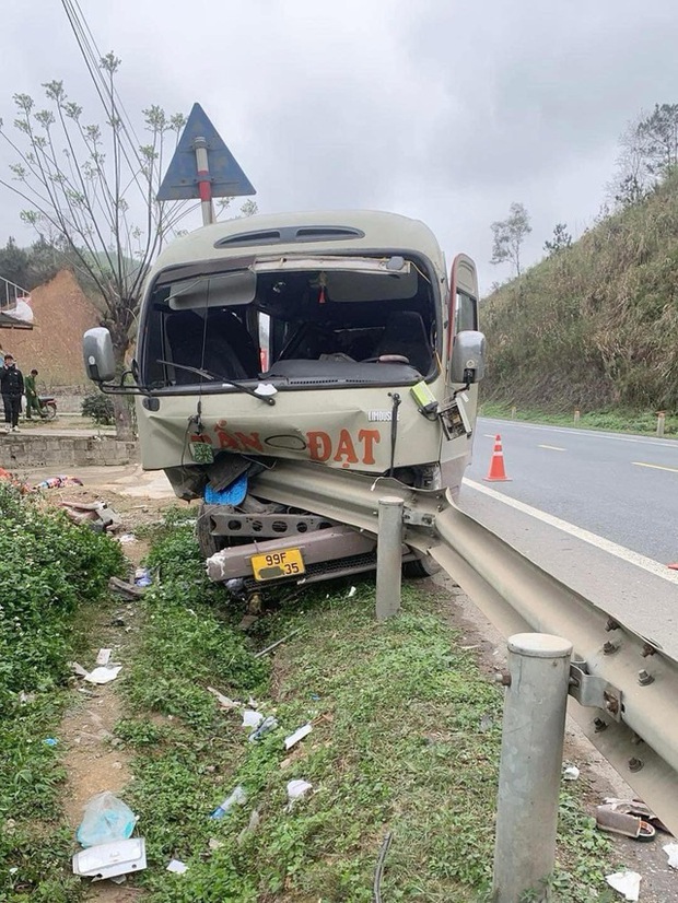 Xe khách bị hư hỏng nặng sau vụ tai nạn. Ảnh: OFFB
