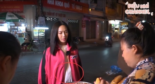 Nữ diễn viên có thời gian ở ẩn, đó cũng là lúc cô lộ vùng 2 lùm lùm khi quay vlog giới thiệu đồ ăn ở quê