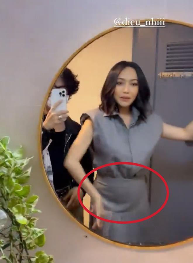 Trong những lần hiếm hoi lộ diện ở sự kiện, Diệu Nhi cũng bị soi vòng 2 lùm lùm