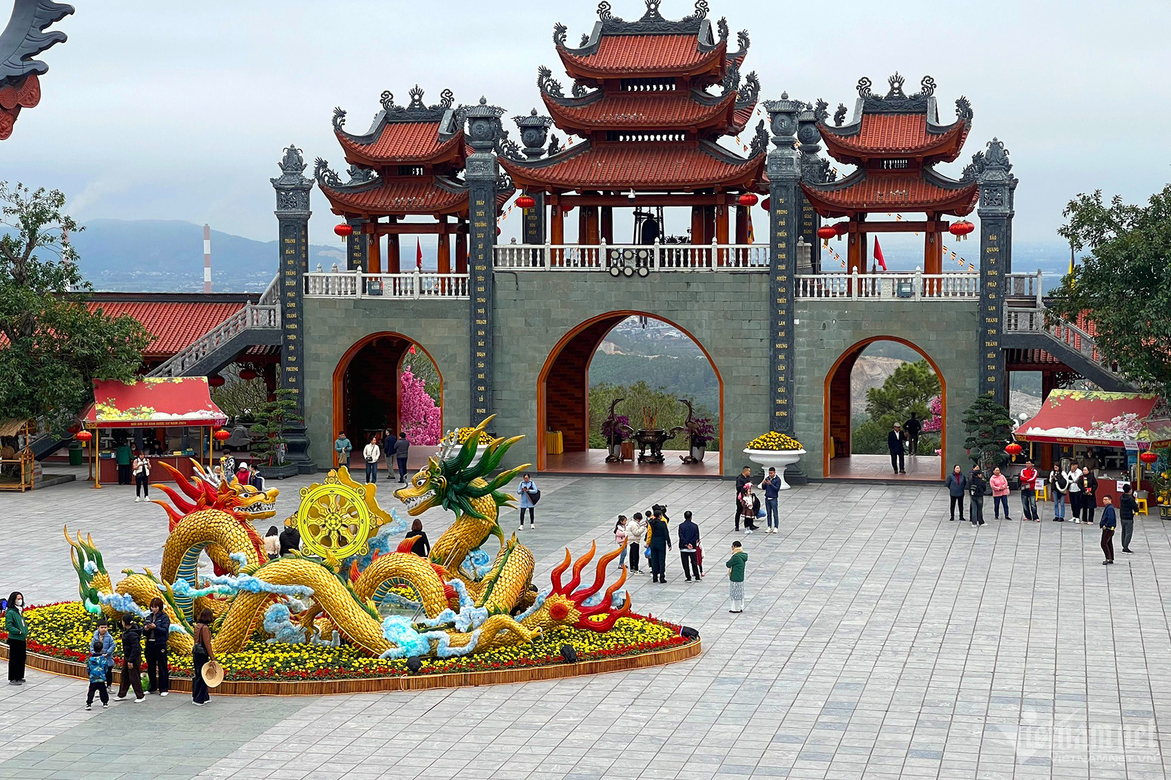 Nhiều người dân tới đây để vãn cảnh vì ngôi chùa này có không gian rất đẹp