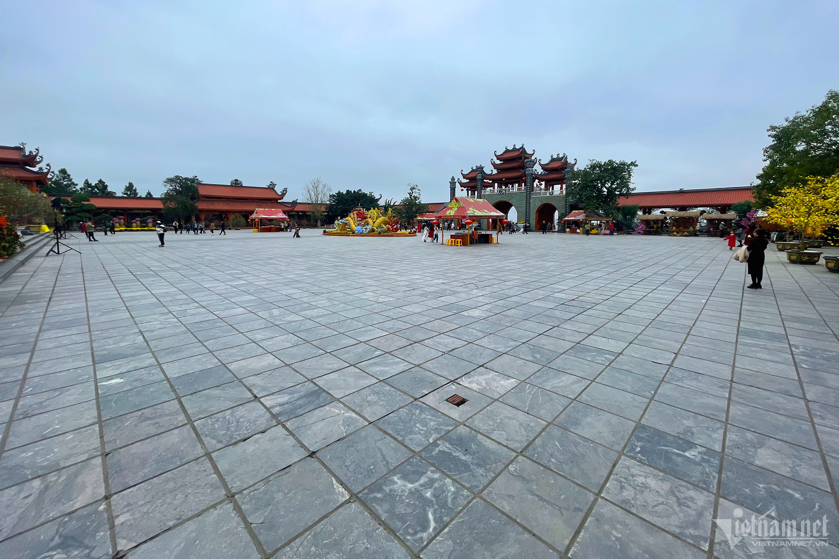 Sân chùa vắng bóng khách.