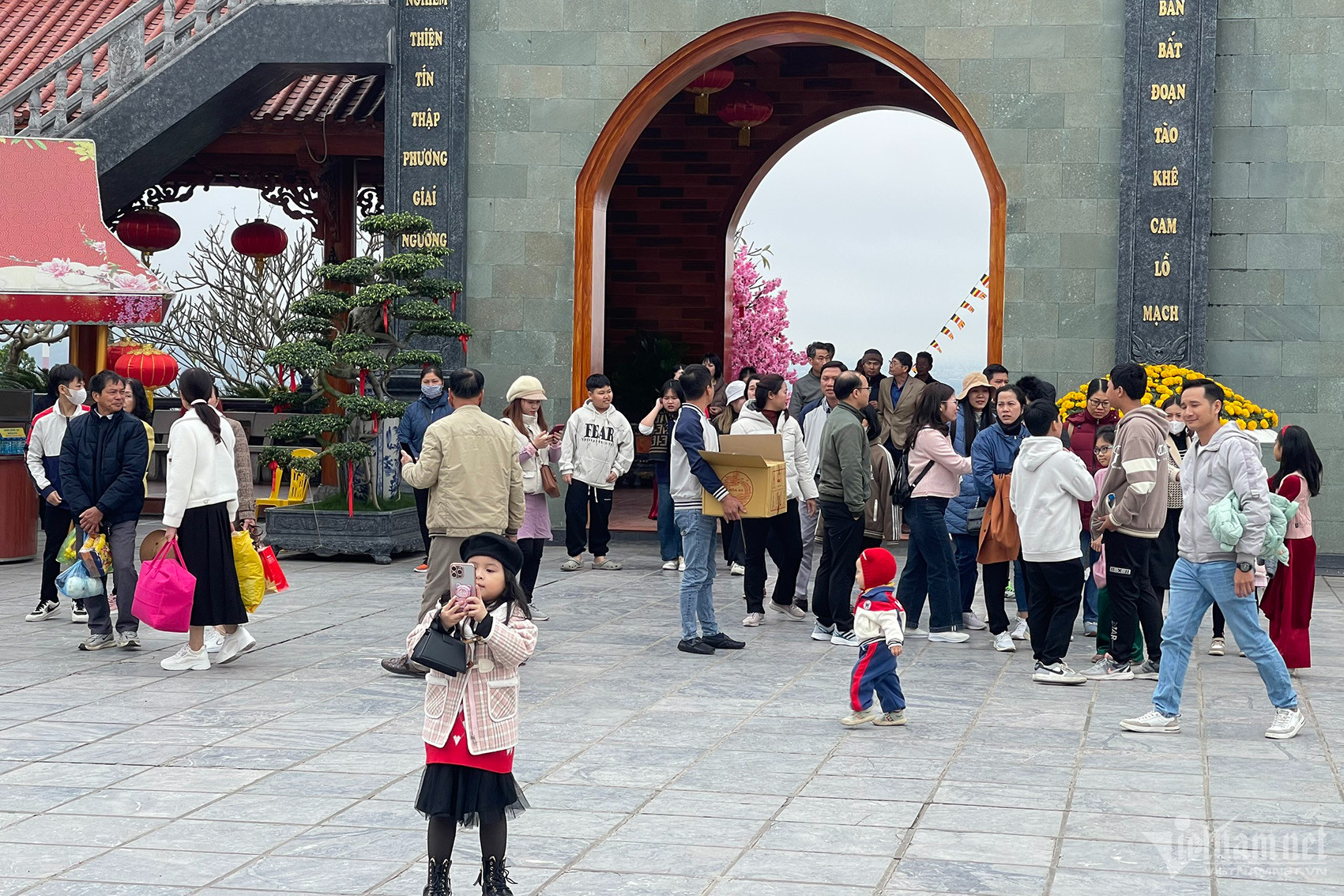 Chùa Ba Vàng là ngôi chùa đông khách quanh năm, vào dịp cuối tuần sẽ đông hơn ngày thường. Trong ảnh là lượng người dân tới chùa vào Chủ nhật 25/2