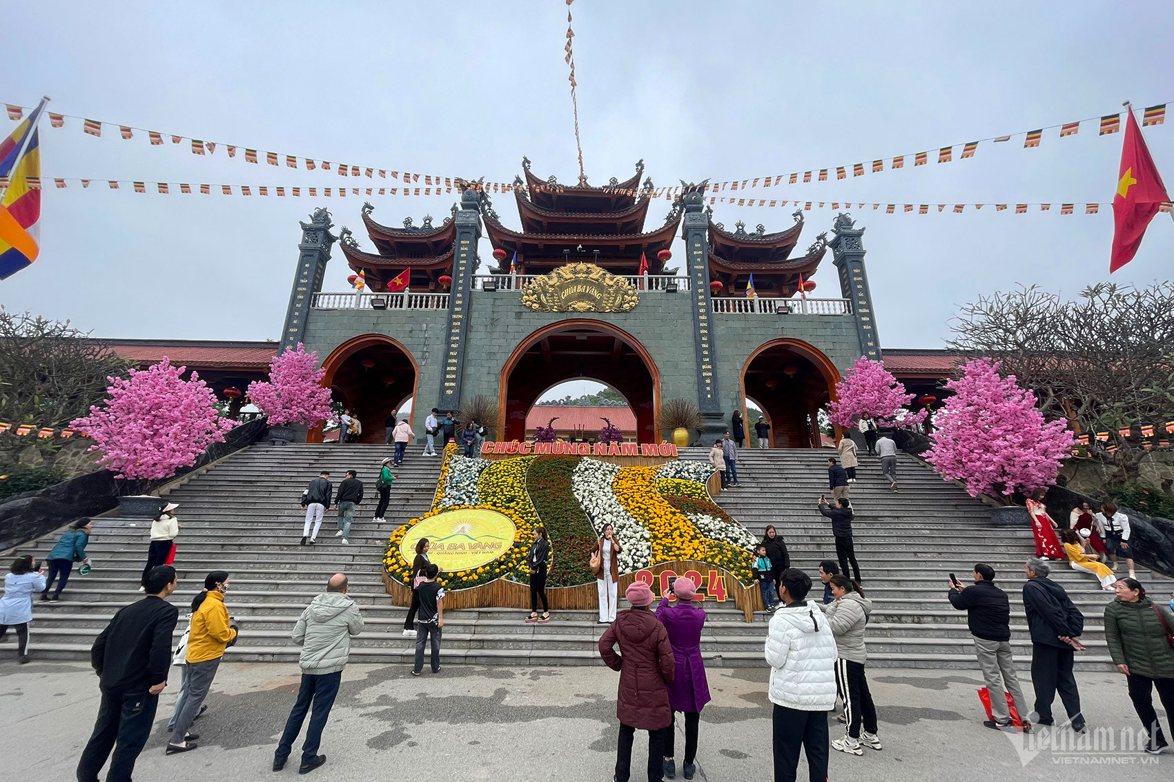 Không còn cảnh chen lấn nhau lên chùa Ba Vàng.