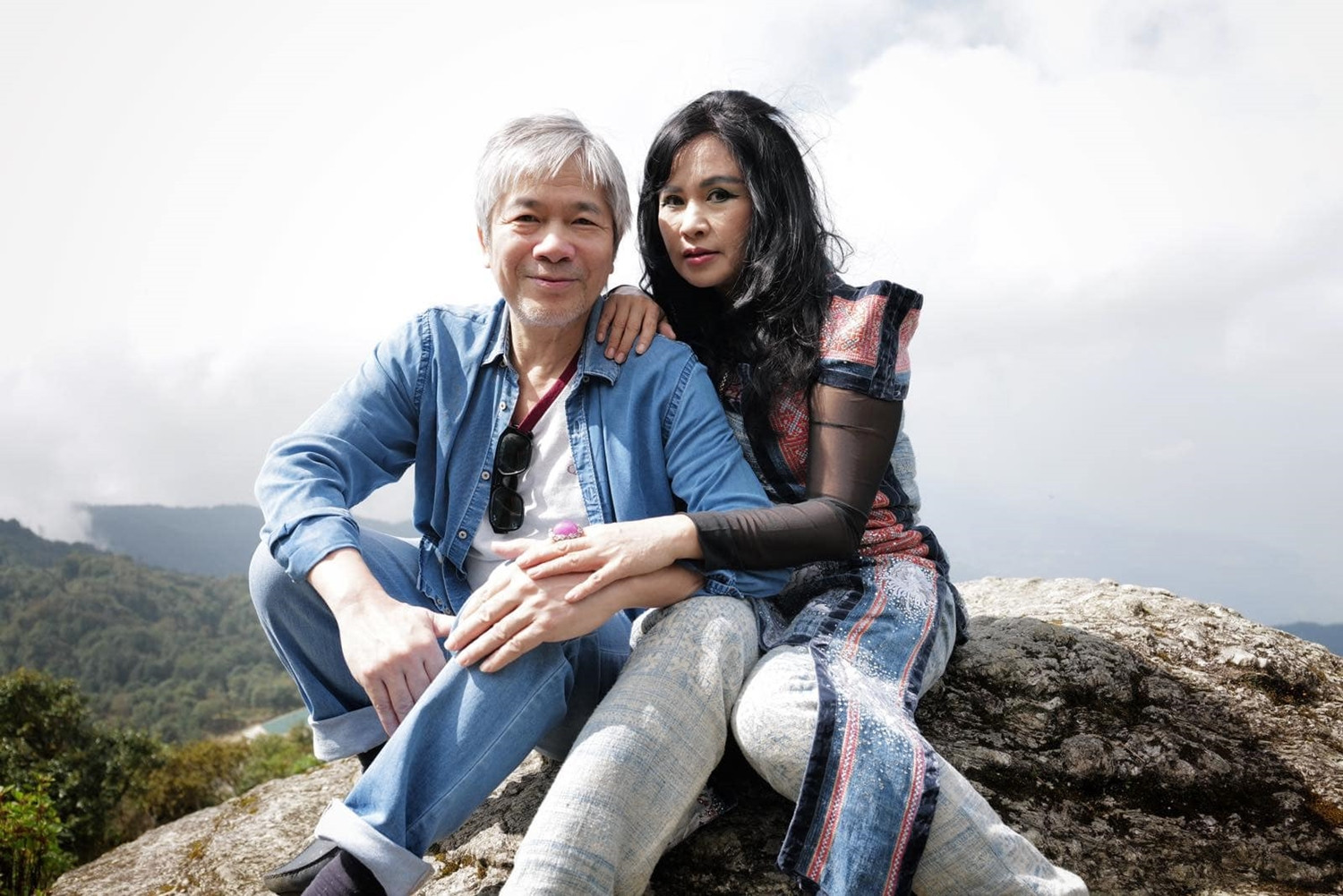 Diva Thanh Lam công khai tình yêu với bác sĩ Bùi Tiến Hùng hồi tháng 6/2020. Từ đó, họ thường xuyên đi du lịch và chia sẻ khoảnh khắc hạnh phúc. Cả hai làm đám hỏi từ giữa 2021 sau hơn một năm hẹn hò. Dù chưa làm đám cưới vì không câu nệ hình thức, vợ chồng Thanh Lam - Tiến Hùng nói đã có những ngày tháng đáng nhớ trong cuộc đời khi được mọi người ủng hộ.