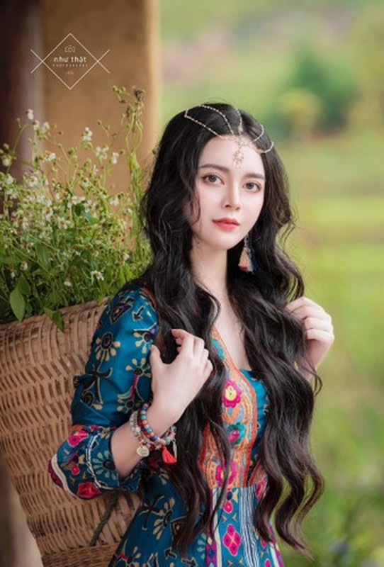 Bên cạnh đó, người đẹp cũng chú trọng chăm sóc da, tóc.