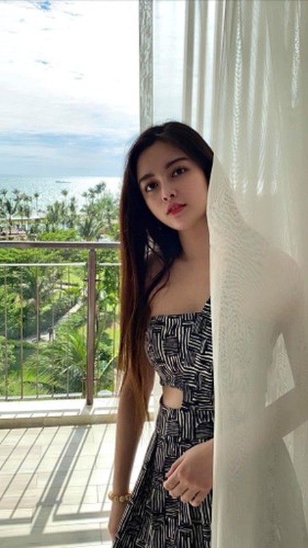 Trong đó, quy trình skincare bao gồm 9 bước và dưỡng tóc với 3 bước. Diệp Anh cũng không quên uống Vitamin C mỗi ngày để làm đẹp từ bên trong.