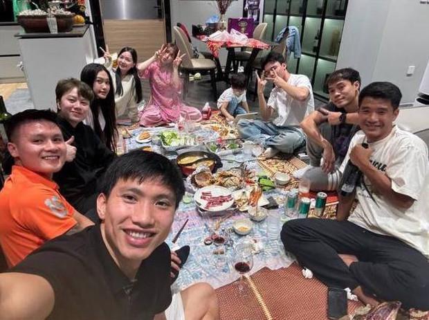 Hội bạn thân tụ tập dịp tất niên năm 2023 tại nhà Văn Hậu - Hải My