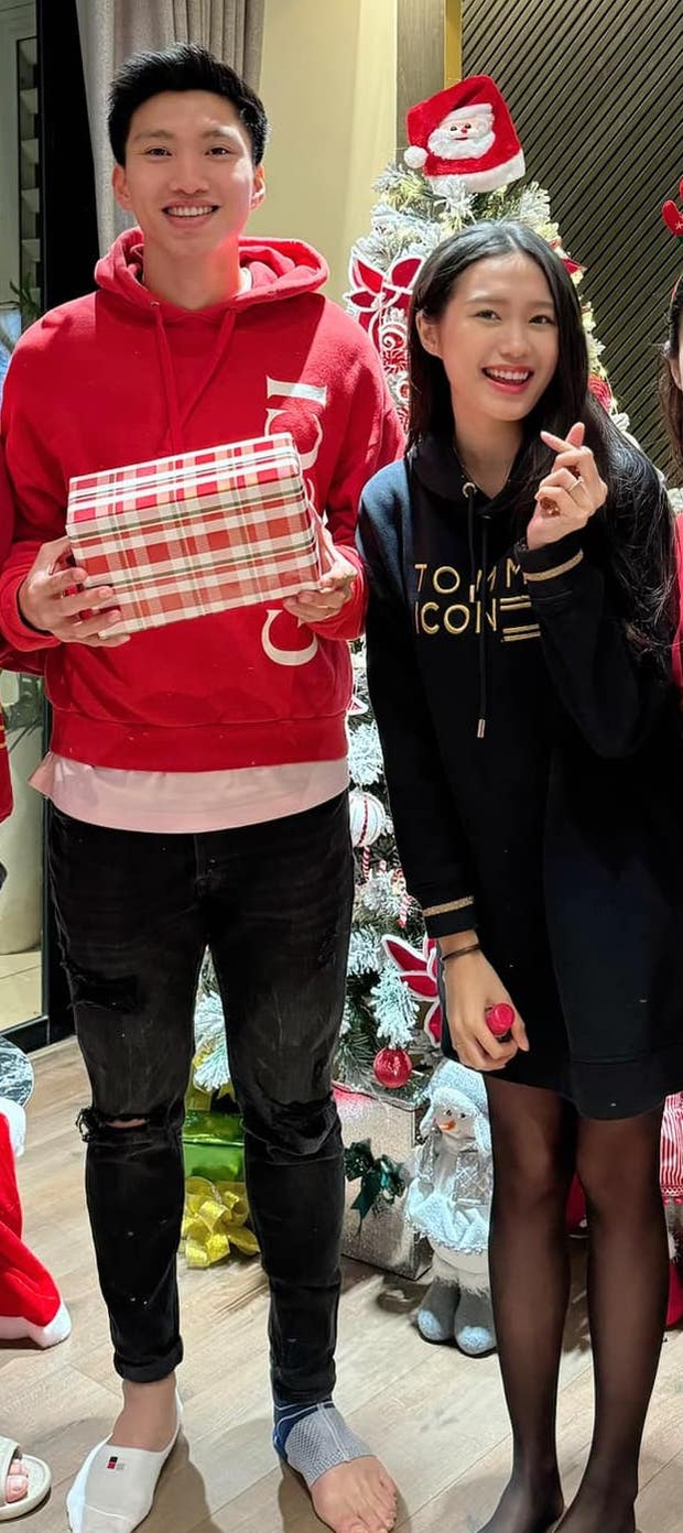 Doãn Hải My là người đồng hành cùng Văn Hậu trong những chuyến đi chữa chấn thương