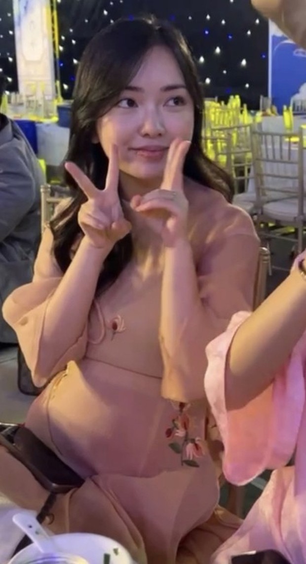 Tới đầu năm 2024, bức ảnh được chụp trong đám hỏi của Quang Hải - Chu Thanh Huyền đã thấy rõ hơn vòng 2 của cô nàng