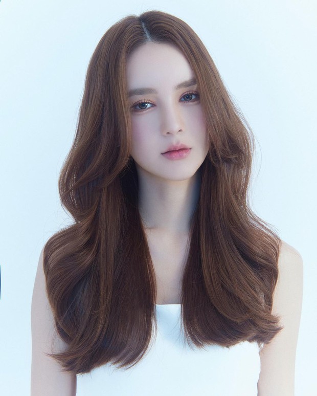 Cô nàng khiến rất nhiều chị em ghen tị khi có một làn da sáng mịn cùng những đường nét ấn tượng trên gương mặt như: đôi mắt to tròn, sống mũi cao thẳng hay đôi môi nhỏ xinh xắn