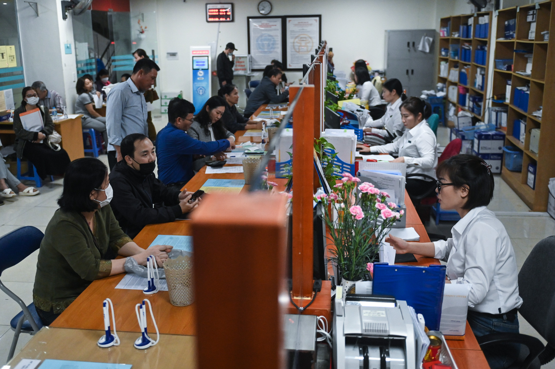 Dự kiến từ 1/7, tiền lương bình quân chung của cán bộ, công chức, viên chức sẽ được tăng khoảng 30% (Ảnh minh hoạ: Thạch Thảo)