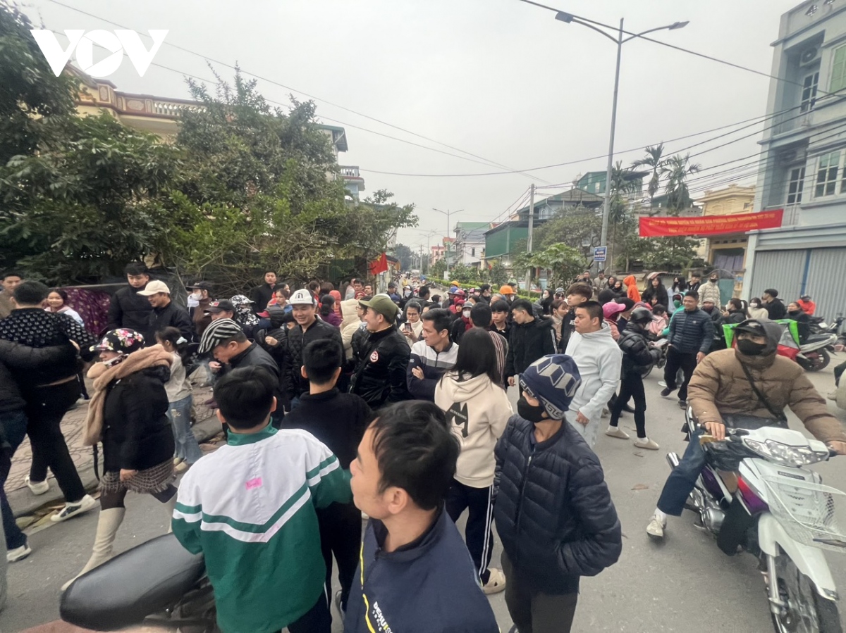 Rất nhiều người từ già đến trẻ hiếu kỳ đến xem “rắn thần” và cúng tế