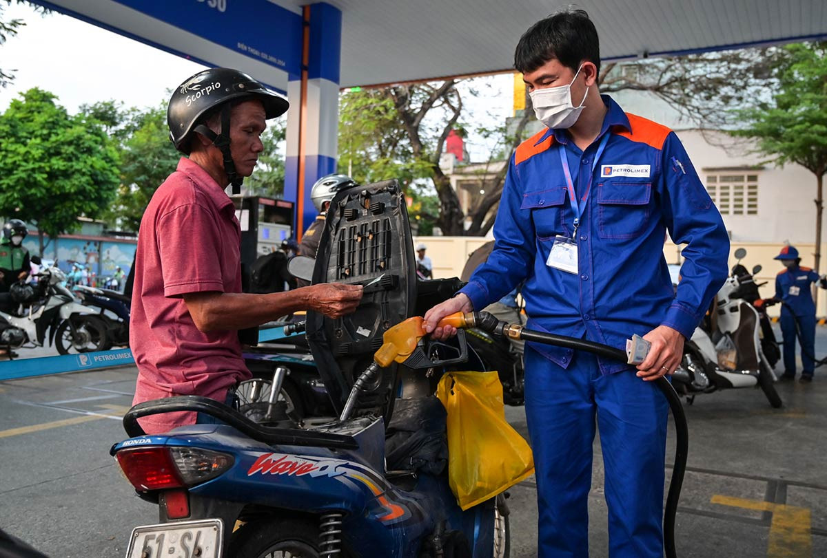 Giá xăng được điều chỉnh tăng. Ảnh: Nguyễn Huế