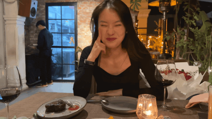 Tiếp tục là chiếc thẻ đen khi đi ăn tại nhà hàng sang chảnh