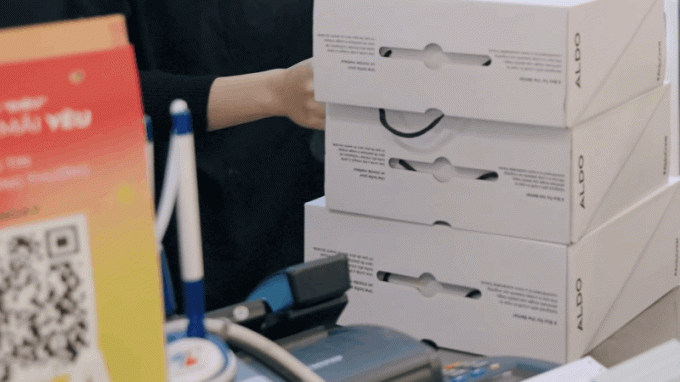 Khánh Vy dùng thẻ đen quyền lực để shopping cho các chị