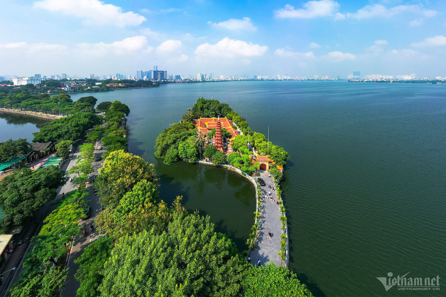 Thời gian tới, Hà Nội cho phép 10 dịch vụ được kinh doanh ở Hồ Tây. Ảnh: Vũ Minh Quân