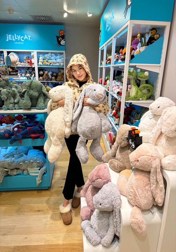 Thời gian qua, nữ diễn viên thường xuyên mặc trang phục rộng rãi không để lộ rõ vóc dáng