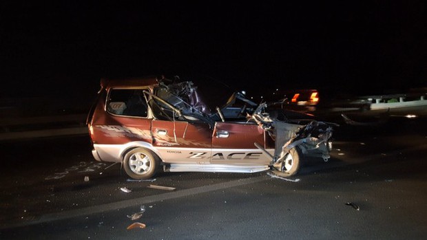 Chiếc xe 7 chỗ biến dạng sau khi nổ lốp và đâm vào xe tải phía trước (Ảnh: Thảo Vy).