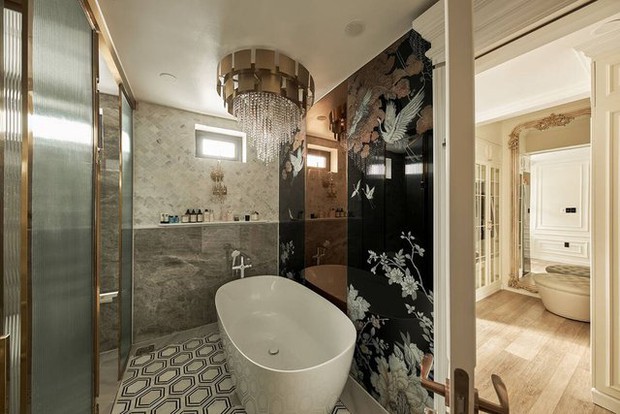 Phòng ngủ và bồn tắm ngay sát phòng thay đồ và phụ kiện