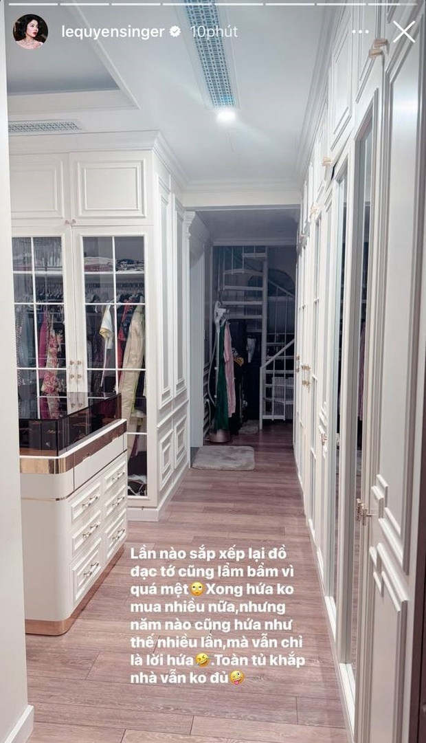 Một góc phòng thay đồ của nữ ca sĩ