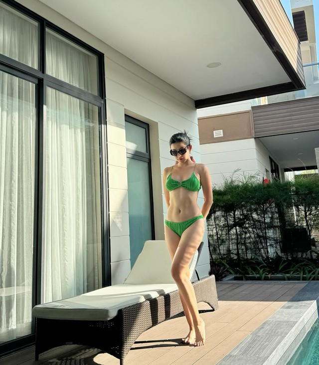 Gần đây, cô kiến nhiều người trầm trồ khi diện bikini khoe ba vòng nóng bỏng. Dưới phần bình luận, nhiều cư dân mạng xuýt xoa: 