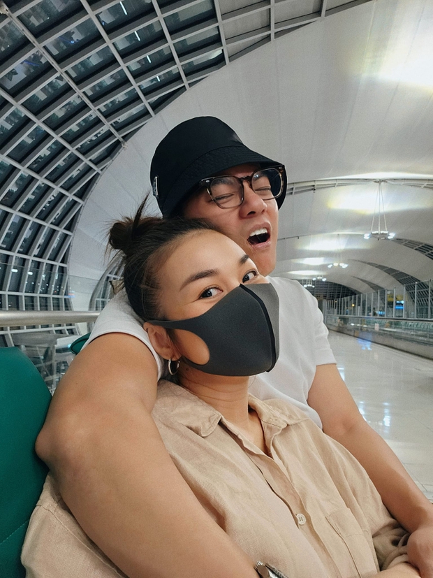 Thanh Hằng tạo dáng lầy lội bên nhạc trưởng Trần Nhật Minh