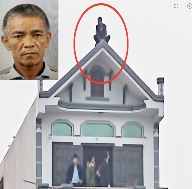 Người đàn ông cố thủ trên mái tầng 3. Ảnh: T.H.