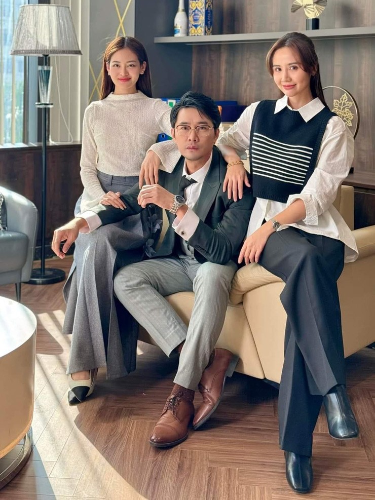 Khôi Trần và 2 bạn diễn trong phim Chúng ta của 8 năm sau là Thùy Anh (bên trái) và Huyền Lizzie.