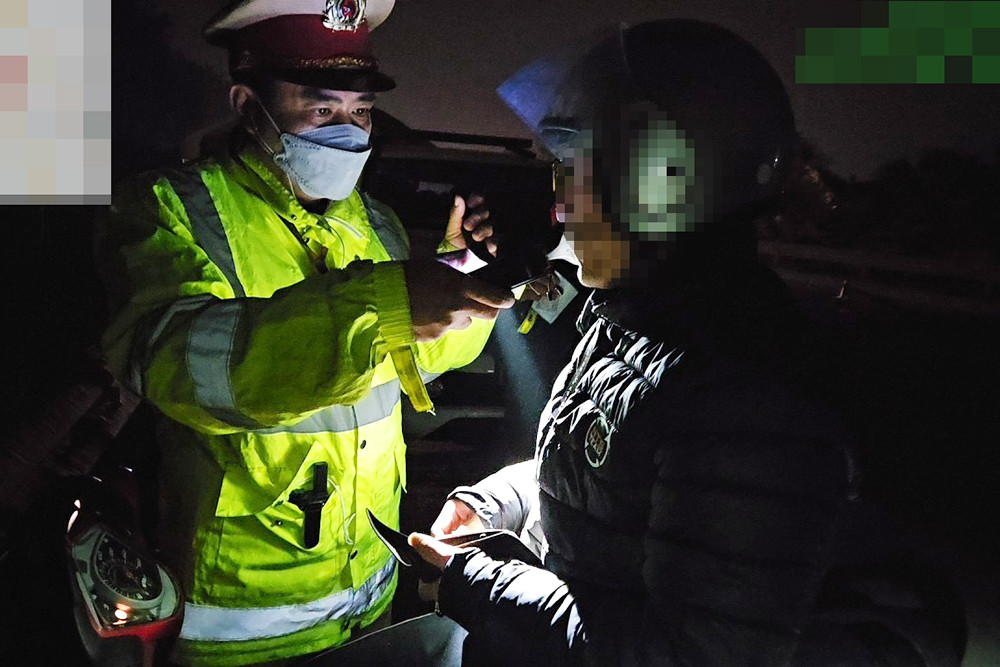 CSGT kiểm tra nồng độ cồn với tài xế Q. (Ảnh: CACC)