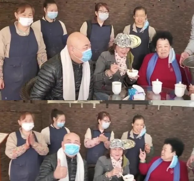 Tỷ phú Trần Lệ Hoa cùng chồng nấu ăn cho các công nhân.