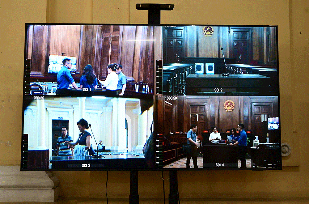 Nhiều màn hình lớn được bố trí để mọi người theo dõi phiên tòa. (Ảnh: Nguyễn Huế)